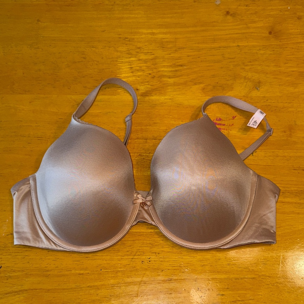 Victoria’s Secret Full Coverage Beige Bra. Size 40C. New with tag.